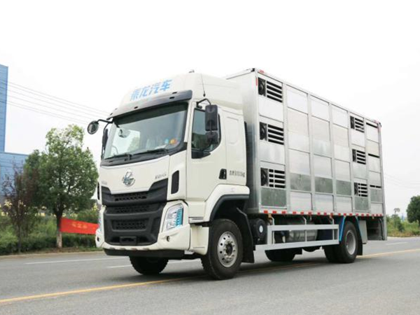 天锦国六6.8米畜禽运输车