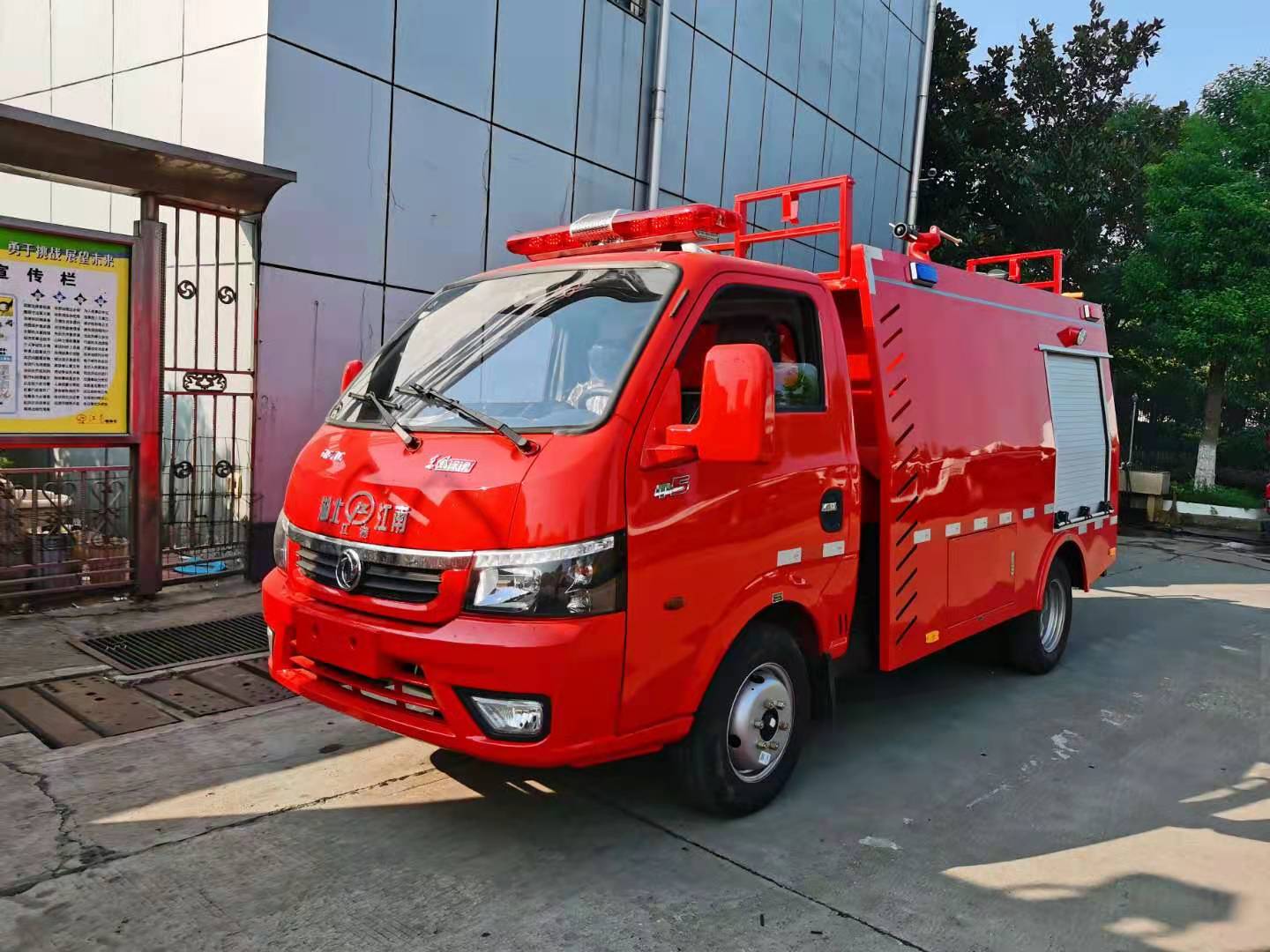 东风途逸1吨水罐消防车