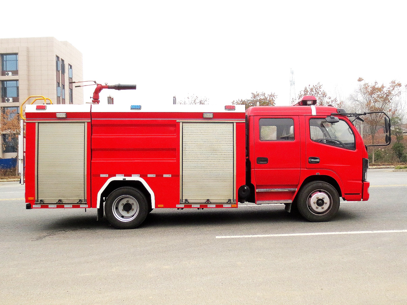 国六东风多利卡D7-5.5立方水罐消防车