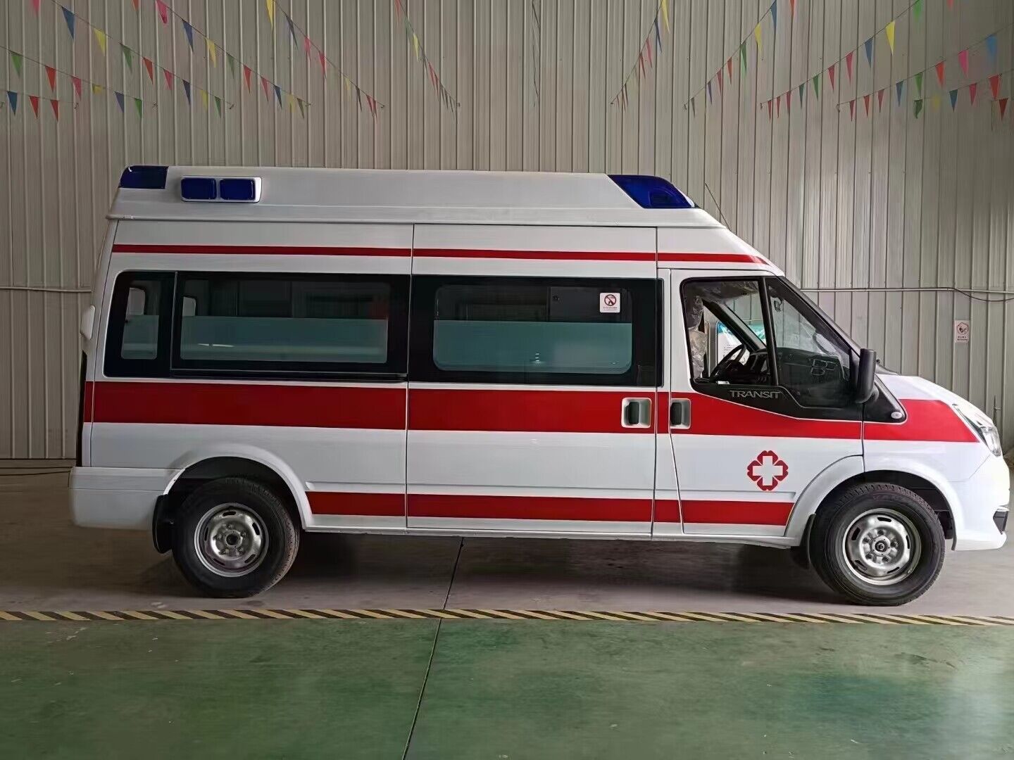 国六福特CLW5043XJHCD6J监护型救护车