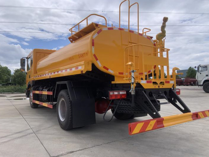 东风D9城市护栏清洗车