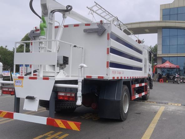 东风D9光伏清洗车
