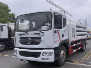 东风D9光伏清洗车