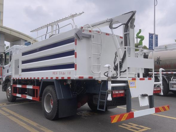 东风D9光伏清洗车
