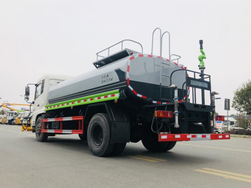 东风天锦城市护栏清洗车