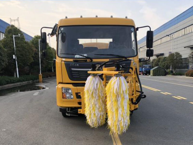 东风天锦高速护栏清洗车