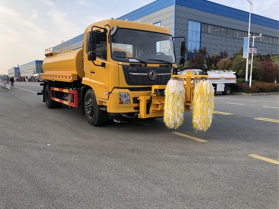 东风天锦高速护栏清洗车