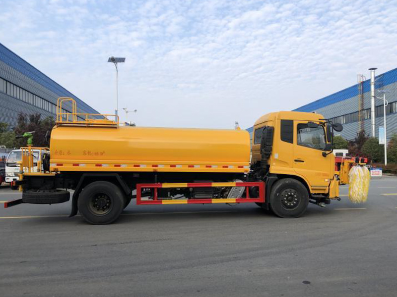 东风天锦高速护栏清洗车