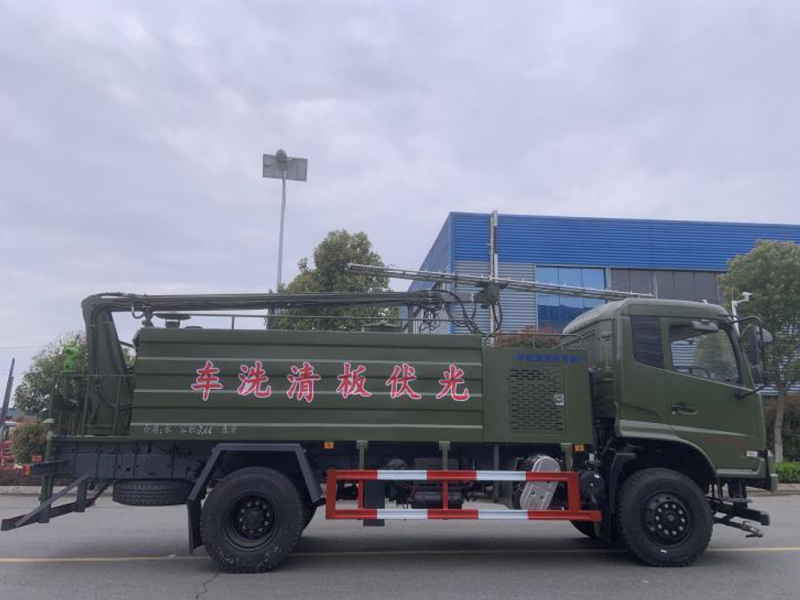 东风天锦四驱光伏板清洗车