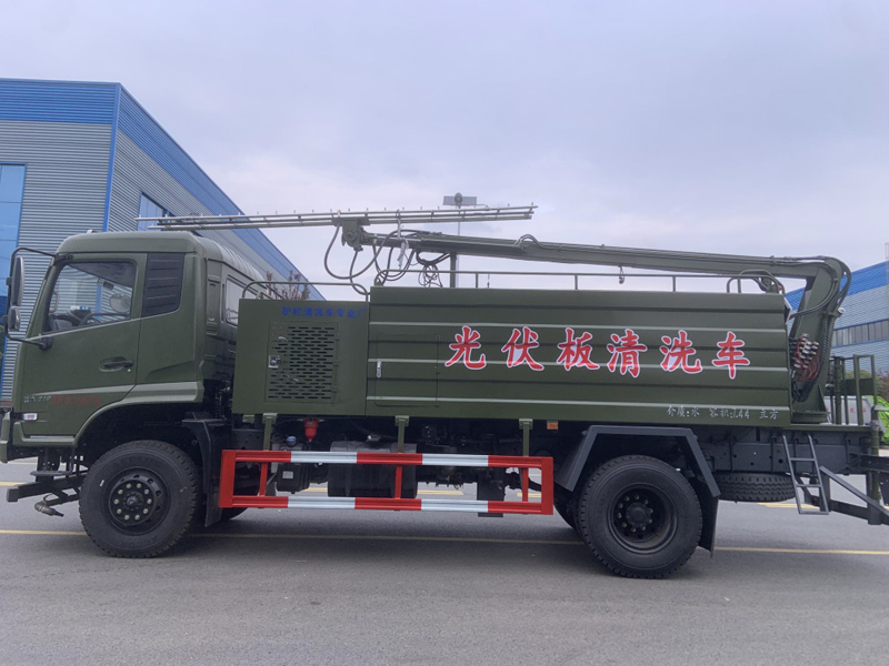 东风天锦四驱光伏板清洗车