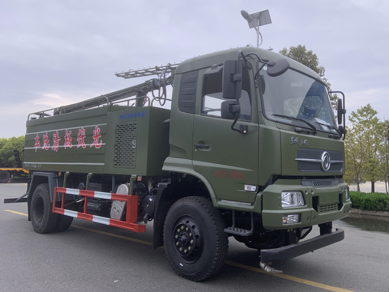 东风天锦四驱光伏板清洗车