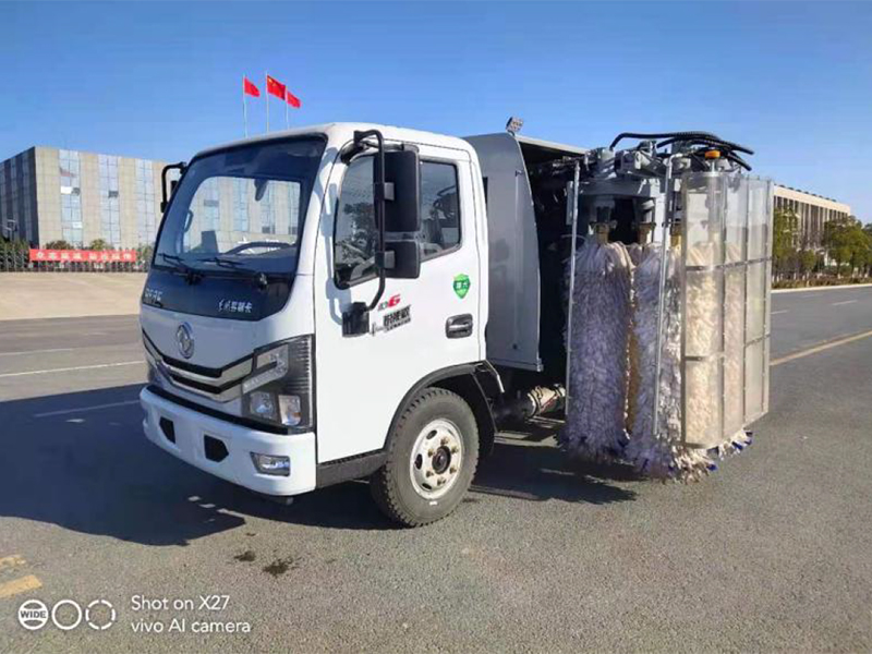 东风小多利卡中置护栏清洗车