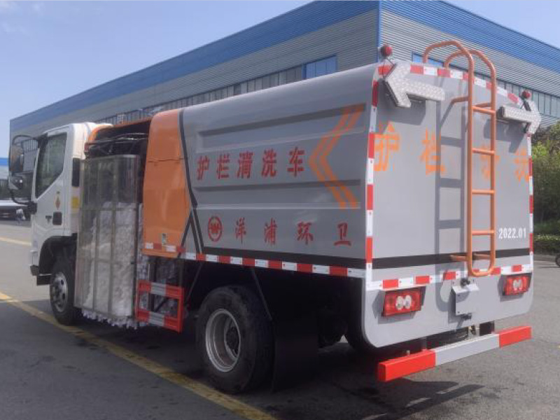 福田中置护栏清洗车