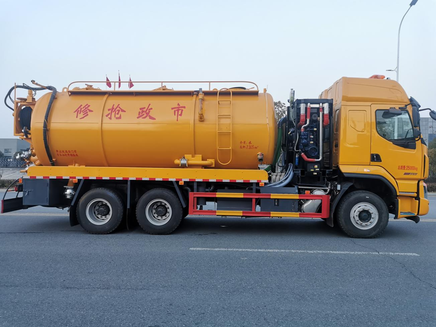柳汽乘龙后八轮清洗吸污车