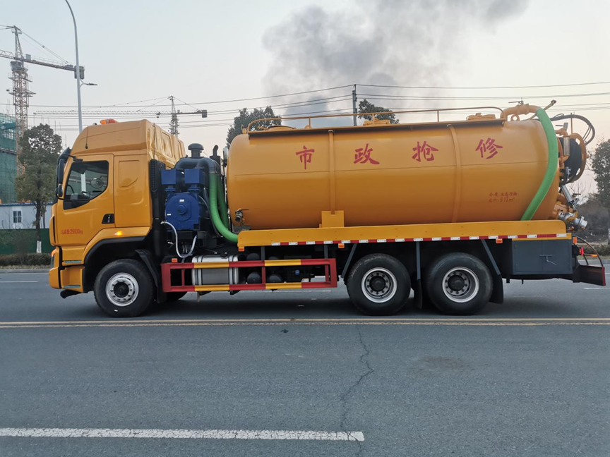 柳汽乘龙后八轮清洗吸污车