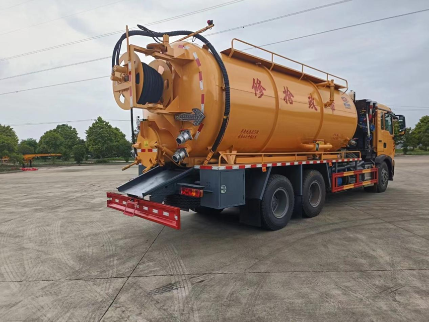 重汽豪沃后双桥清洗吸污车