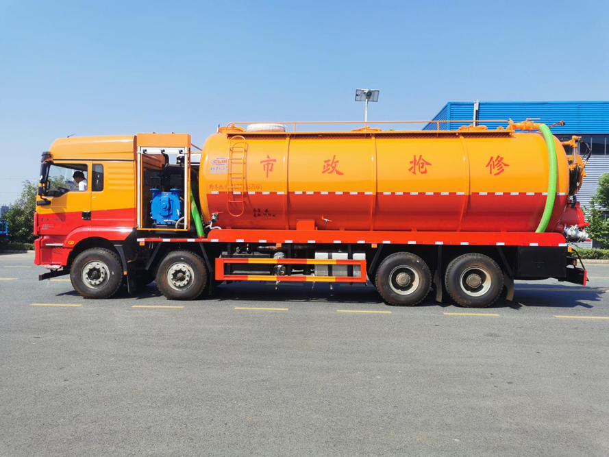 陕汽德龙前四后八轮清洗吸污车