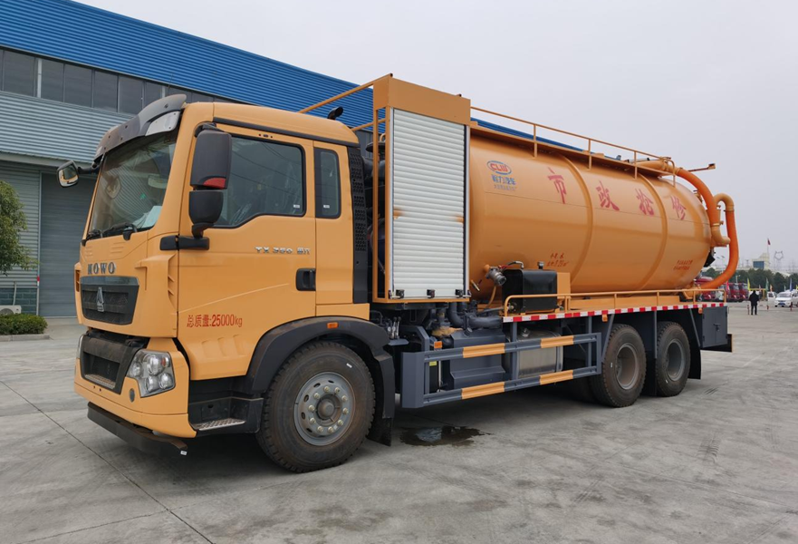 重汽豪沃前四后八轮清洗吸污车