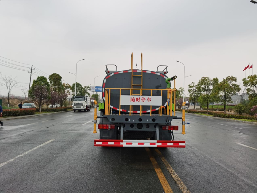 重汽NX系列13.6方绿化喷洒车
